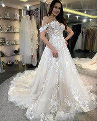 Elegant Off-the-Shoulder A-line Tulle Gown Featuring Lace Appliques