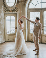 Elegant Boho A-line Wedding Gown in Tulle with Lace Appliques