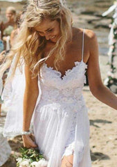 A-Line/Princess Lace Wedding Dress with Sweetheart Neckline and Sweep Train with Appliqued