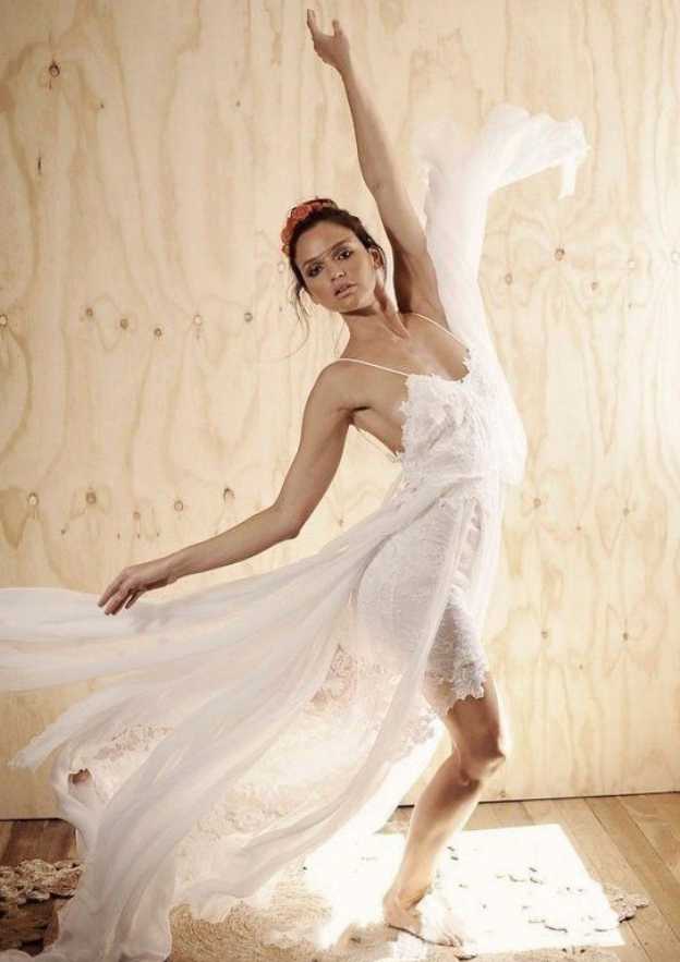 A-Line/Princess Lace Wedding Dress with Sweetheart Neckline and Sweep Train with Appliqued