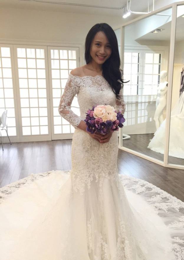 Appliqued Beading Off-the-Shoulder 3/4 Sleeve Trumpet/Mermaid Chapel Train Lace Wedding Dress