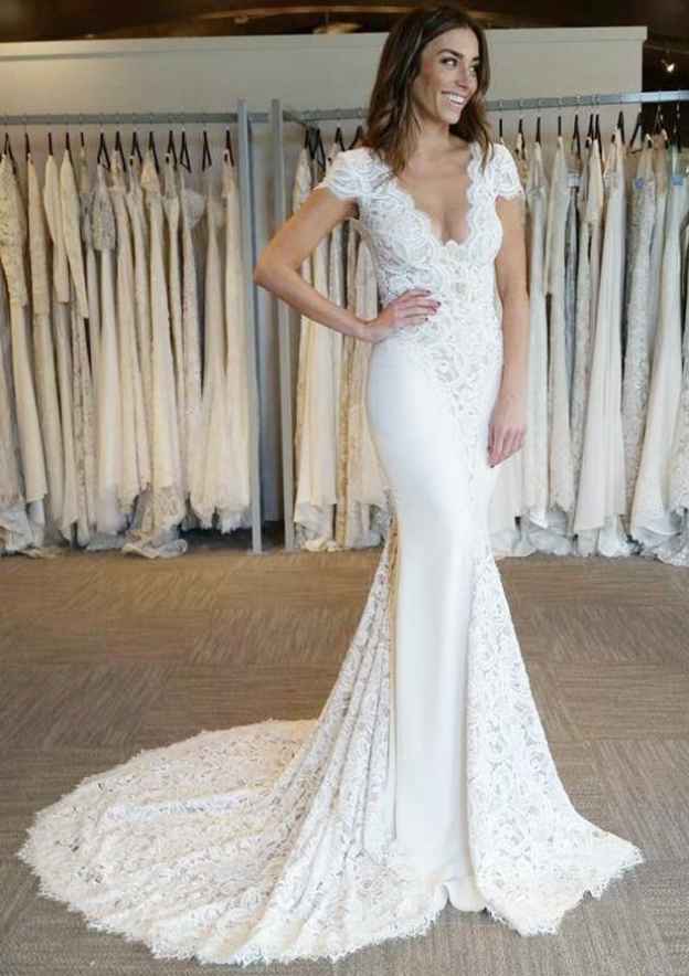 Scalloped Neck Sleeveless Trumpet/Mermaid Court Train Lace Wedding Dress