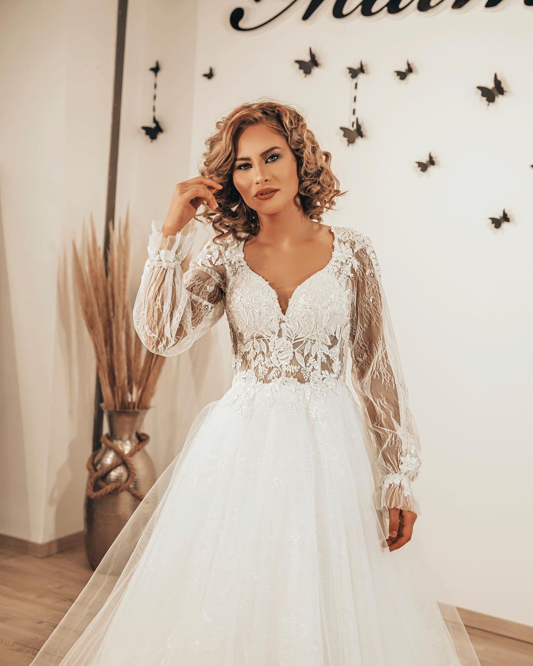 Sweetheart A-Line Wedding Dress with Romantic Long Sleeves and Lace Appliques on Tulle