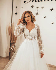 Sweetheart A-Line Wedding Dress with Romantic Long Sleeves and Lace Appliques on Tulle