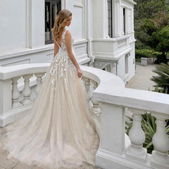 Elegant V-neck A-line Sleeveless Backless Wedding Gown in Lace Tulle