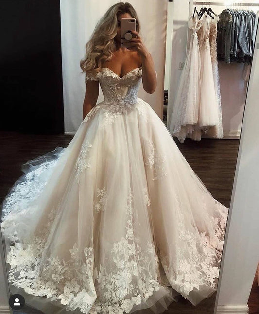 Elegant Off-the-shoulder A-line Wedding Gown in Tulle Lace