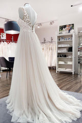 Elegant V-Neck A-Line Wedding Gown with Open Back and Lace Appliques in Tulle