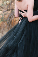 Elegant Black Strapless A-line Wedding Gown with Floor-length Tulle
