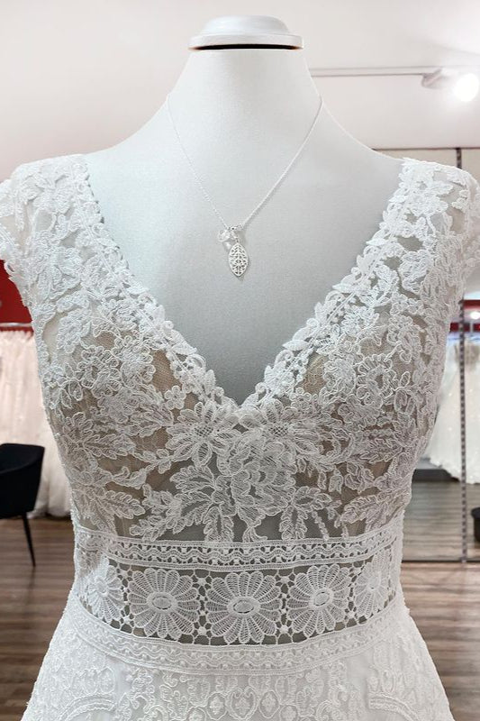 Elegant A-line V-neck Wedding Gown in Tulle with Lace Appliques