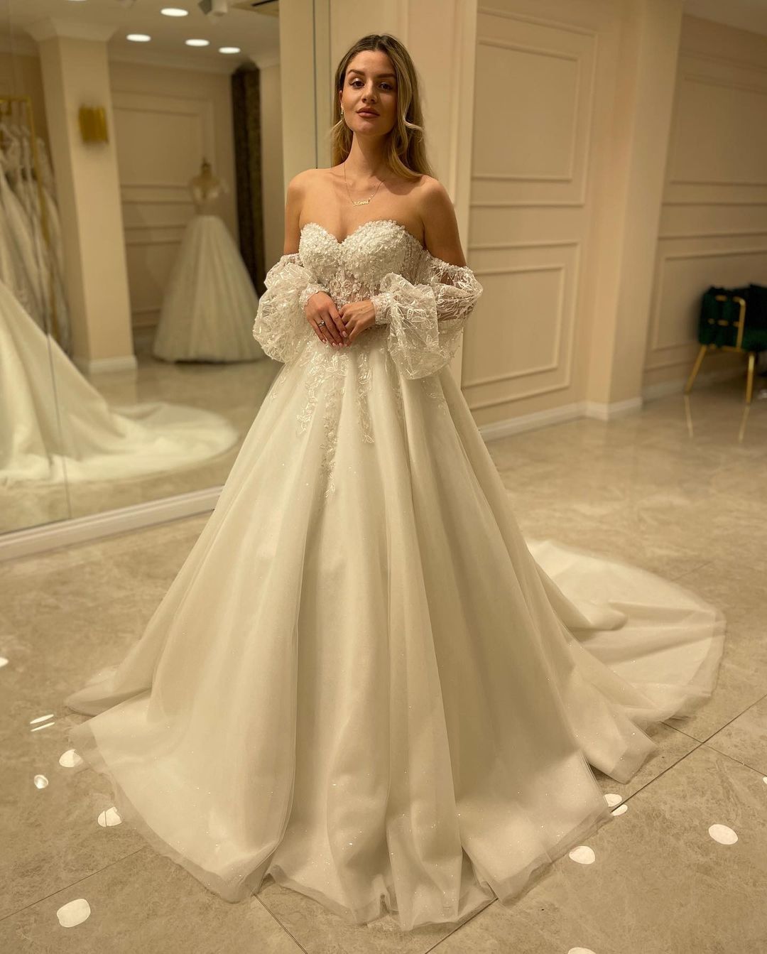 Elegant Sweetheart A-Line Wedding Dress with Backless Design and Lace Appliques