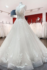 Elegant V-neck Spaghetti-Strap Tulle Ball Gown Bridal Dress Featuring Lace Ruffles