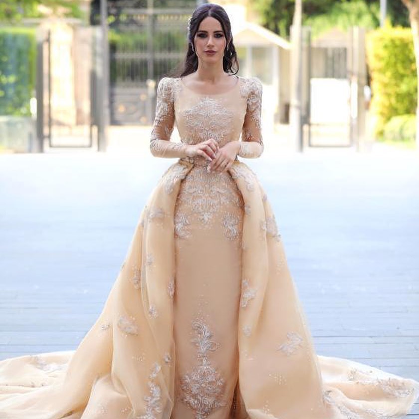 Elegant Detachable Bateau Wedding Dress in Tulle with Long Sleeves