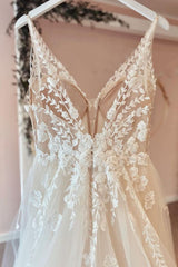 A-Line V-neck Elegant Wedding Dress in Tulle with Spaghetti Straps, Backless and Lace Appliques