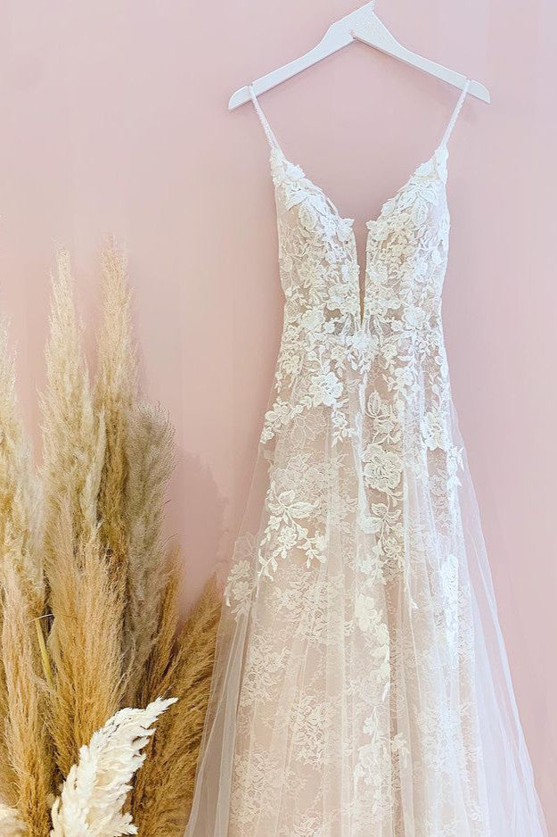 Elegant A-Line Tulle Wedding Dress with Spaghetti Straps and Lace Appliques