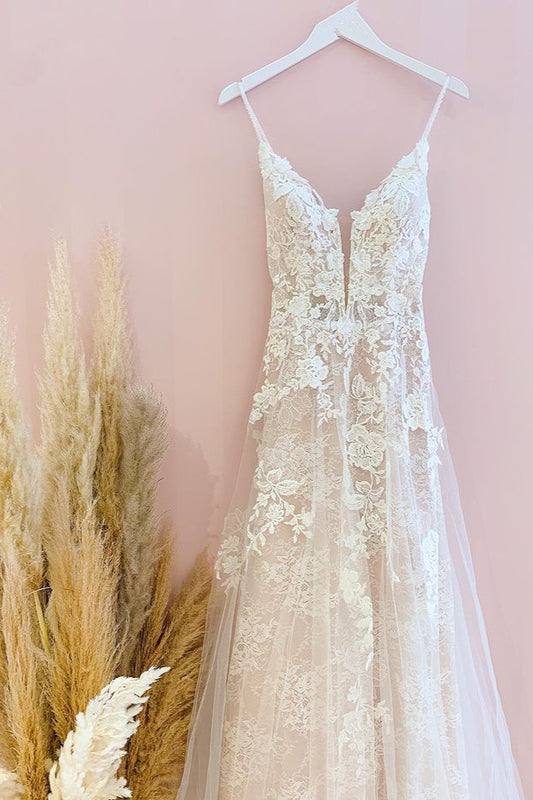 Elegant A-Line Tulle Wedding Dress with Spaghetti Straps and Lace Appliques