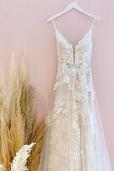 Elegant A-Line Tulle Wedding Dress with Spaghetti Straps and Lace Appliques