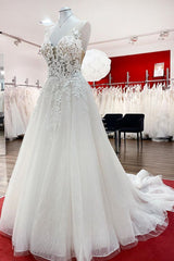 Elegant Sleeveless A-line Tulle Wedding Dress with Ruffles and Lace Appliques