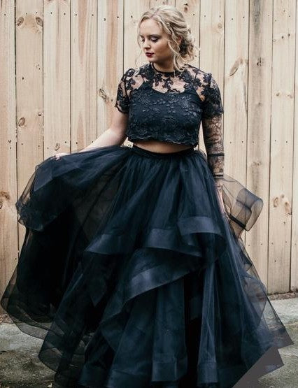 Elegant Two-Piece Wedding Gown with Tulle Lace Layers and Short Sleeves