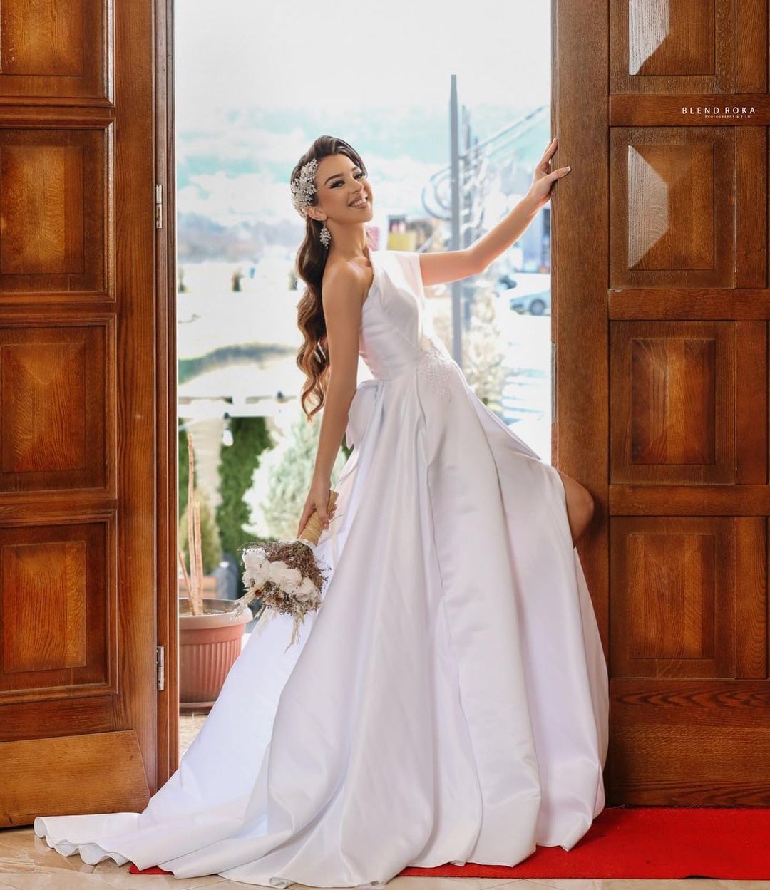 Elegant One-Shoulder A-Line Satin Wedding Gown Featuring a Slit