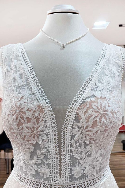 Elegant A-Line Lace Wedding Gowns with Open Back and Tulle Appliques