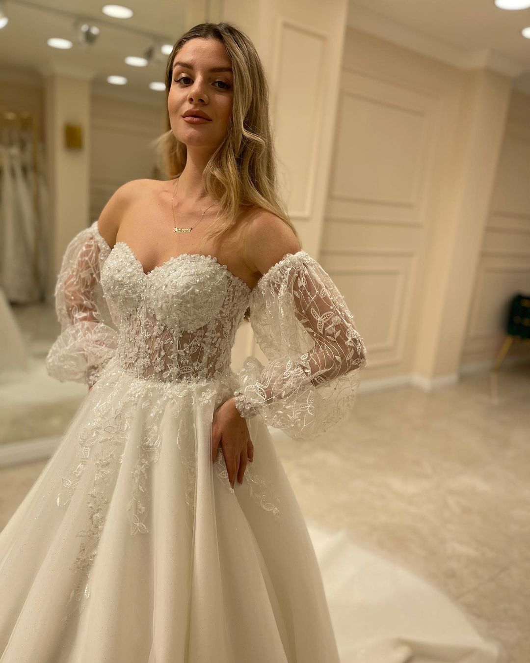 Elegant Sweetheart A-Line Wedding Dress with Backless Design and Lace Appliques