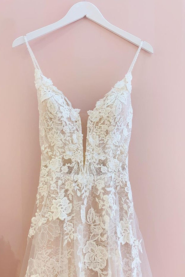 Elegant A-Line Tulle Wedding Dress with Spaghetti Straps and Lace Appliques
