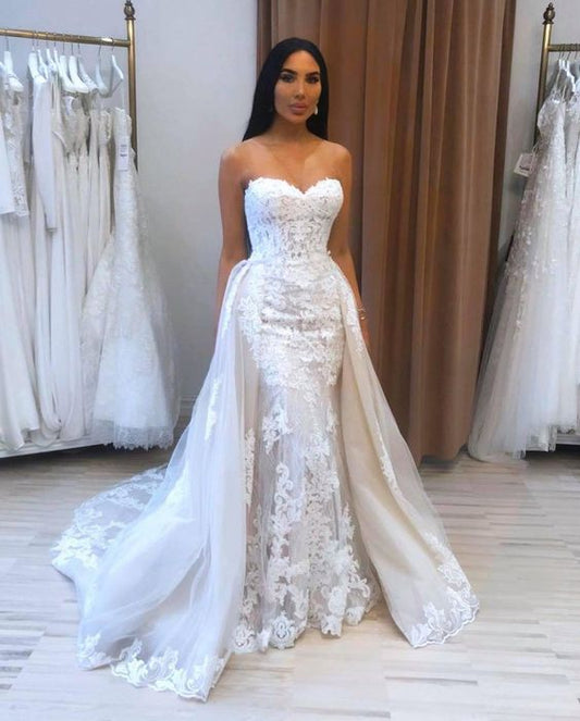 Elegant Sweetheart A-line Tulle Gown with Lace Appliques