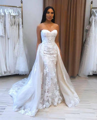 Elegant Sweetheart A-line Tulle Gown with Lace Appliques
