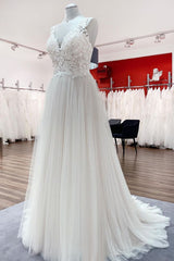 Elegant V-Neck A-Line Wedding Gown with Open Back and Lace Appliques in Tulle