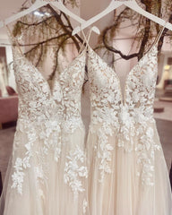 Elegant V-neck A-Line Wedding Gown with Spaghetti Straps and Lace Appliques in Tulle