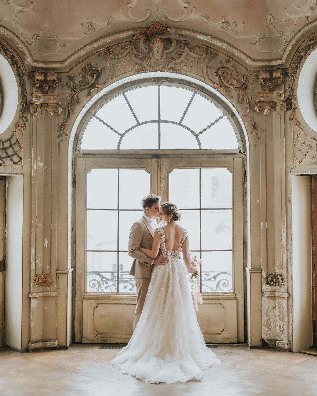 Elegant Boho A-line Wedding Gown in Tulle with Lace Appliques