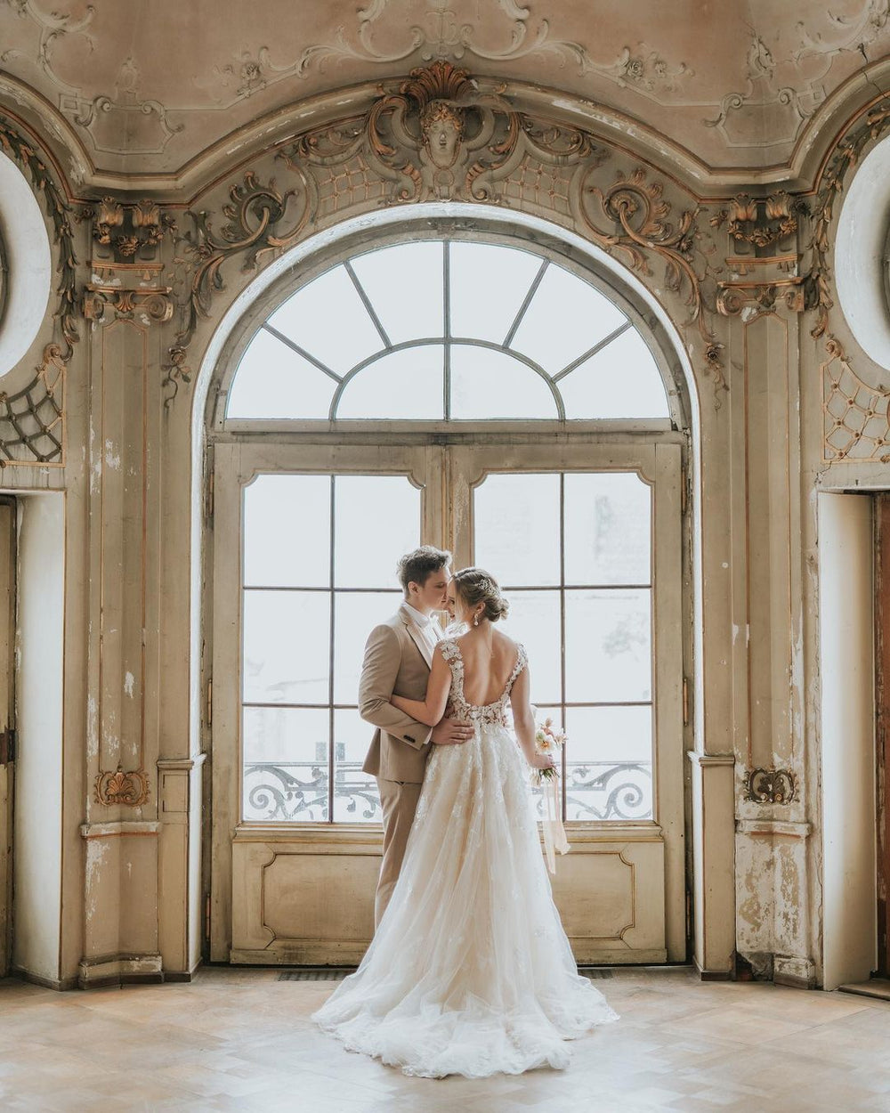 Elegant Boho A-line Wedding Gown in Tulle with Lace Appliques