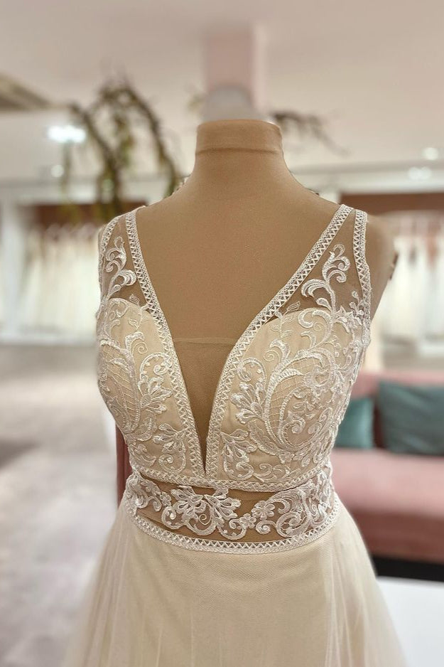 Elegant Sweetheart A-Line Wedding Gown in Tulle with Lace Appliques