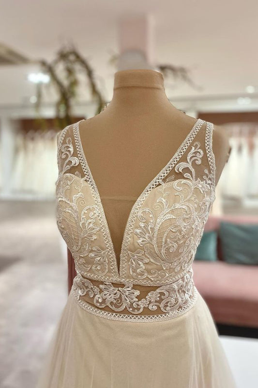 Elegant Sweetheart A-Line Wedding Gown in Tulle with Lace Appliques