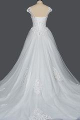Elegant Cap Sleeve Sheer Tulle Ball Gown Wedding Dress With V-neck Lace