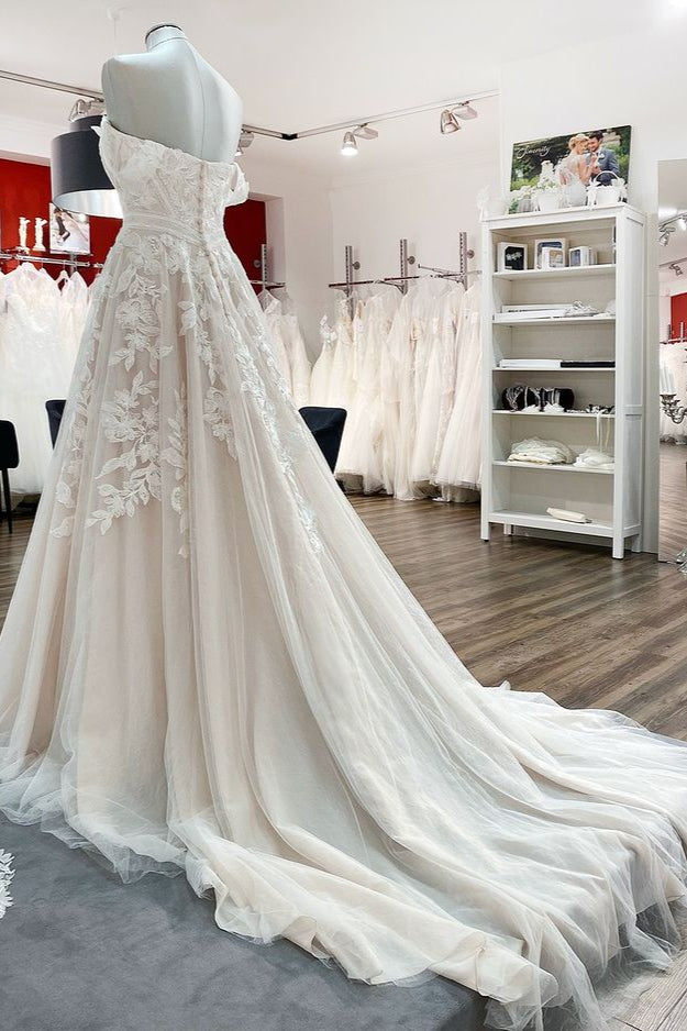 Elegant Off-the-shoulder A-line Wedding Dress in Tulle Lace with Appliques