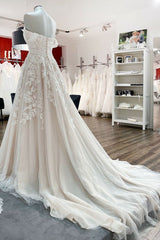 Elegant Off-the-shoulder A-line Wedding Dress in Tulle Lace with Appliques