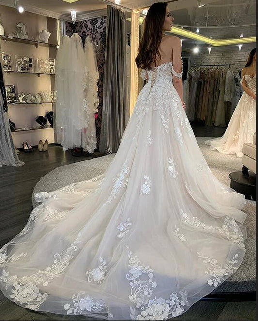 Elegant Off-the-Shoulder A-line Tulle Gown Featuring Lace Appliques