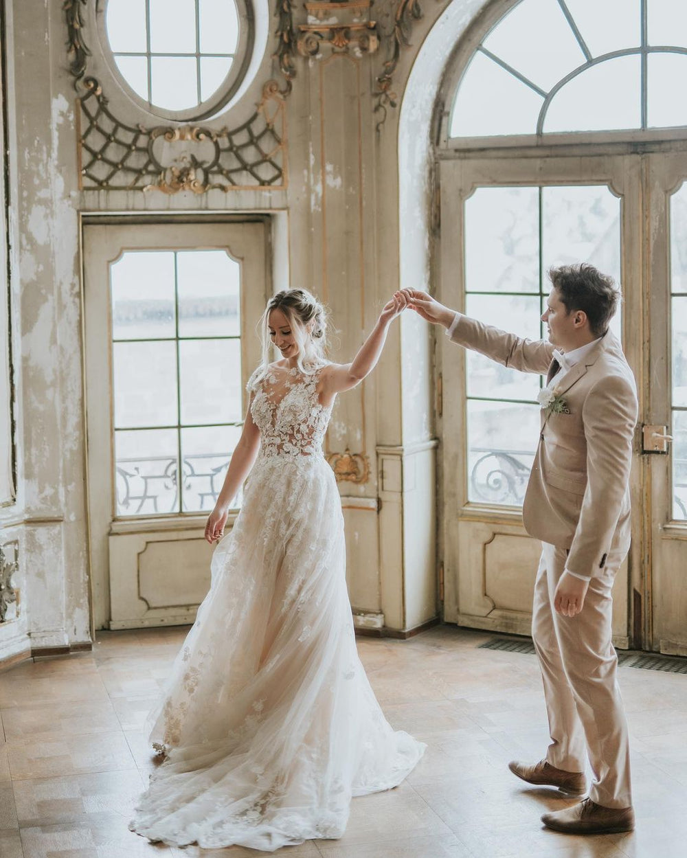 Elegant Boho A-line Wedding Gown in Tulle with Lace Appliques