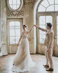 Elegant Boho A-line Wedding Gown in Tulle with Lace Appliques