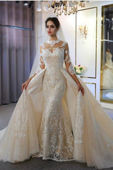 Elegant Sweetheart A-Line Wedding Gown with Long Sleeves and Lace Appliques