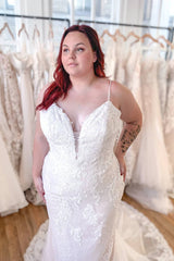 Elegant Backless Mermaid Wedding Gown with Spaghetti Straps and Lace Appliques