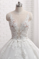 Elegant Sleeveless Tulle Wedding Dress with Lace Appliques and Train