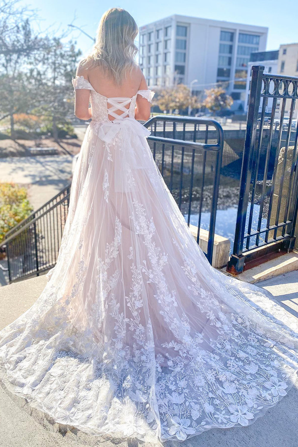 Sweetheart A-line Wedding Dress with Elegant Off-The-Shoulder Tulle Train and Appliques Lace