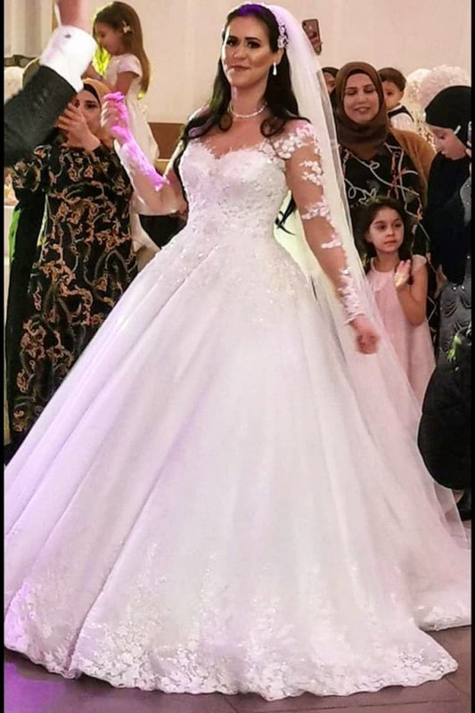 Elegant Sweetheart Gown with Long Sleeves and Lace Tulle Appliques