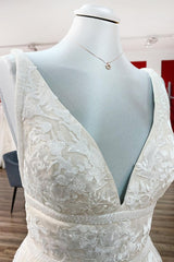 Elegant V-neck Backless Princess Wedding Gown in Lace Tulle