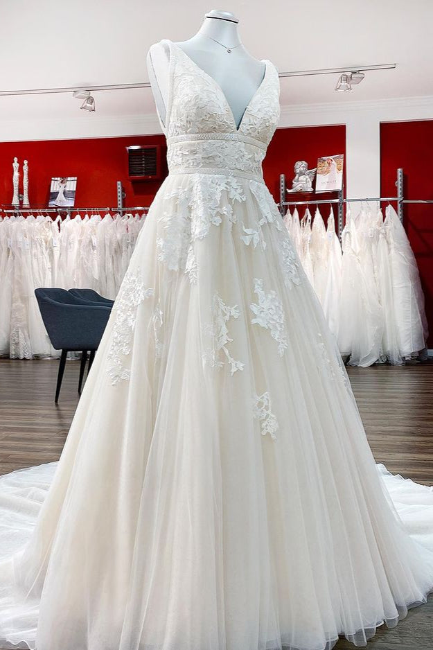 Elegant V-neck Backless Princess Wedding Gown in Lace Tulle