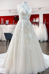 Elegant V-neck Backless Princess Wedding Gown in Lace Tulle
