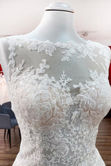 Elegant A-line Jewel Tulle Wedding Gown Featuring Lace Appliques
