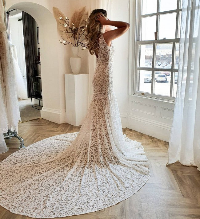 Elegant Mermaid V-neck Lace Wedding Dress with Open Back